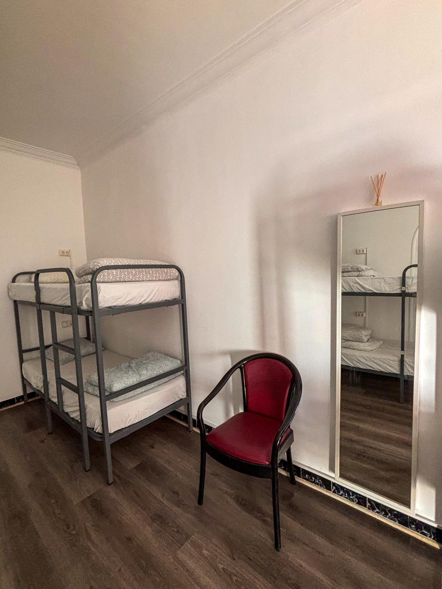Hostal Tarragona Hostel *